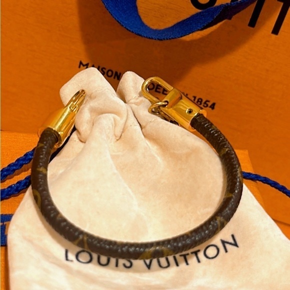 Authentic Louis Vuitton Brown Monogram Luck It Bracelet✨ - Picture 3 of 10